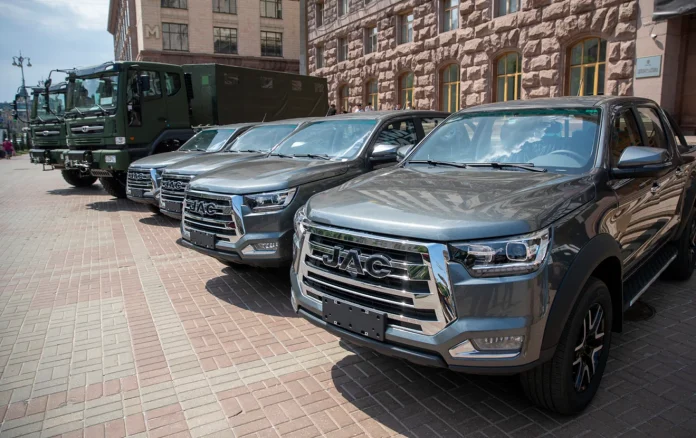 Кличко передав ЗСУ новенькі пікапи JAC та вантажівки Daewoo