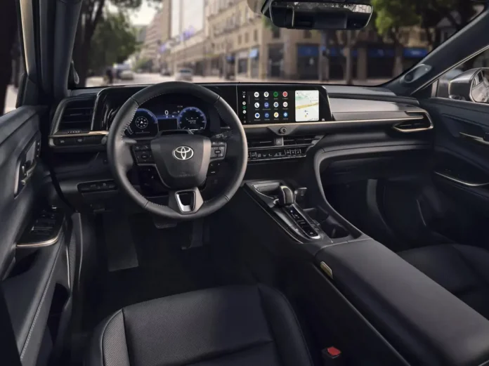 Анонсовано кросовер Toyota Crown 2025 року з новим темним оздобленням, поліпшеною акустикою і просунутою мультимедіа