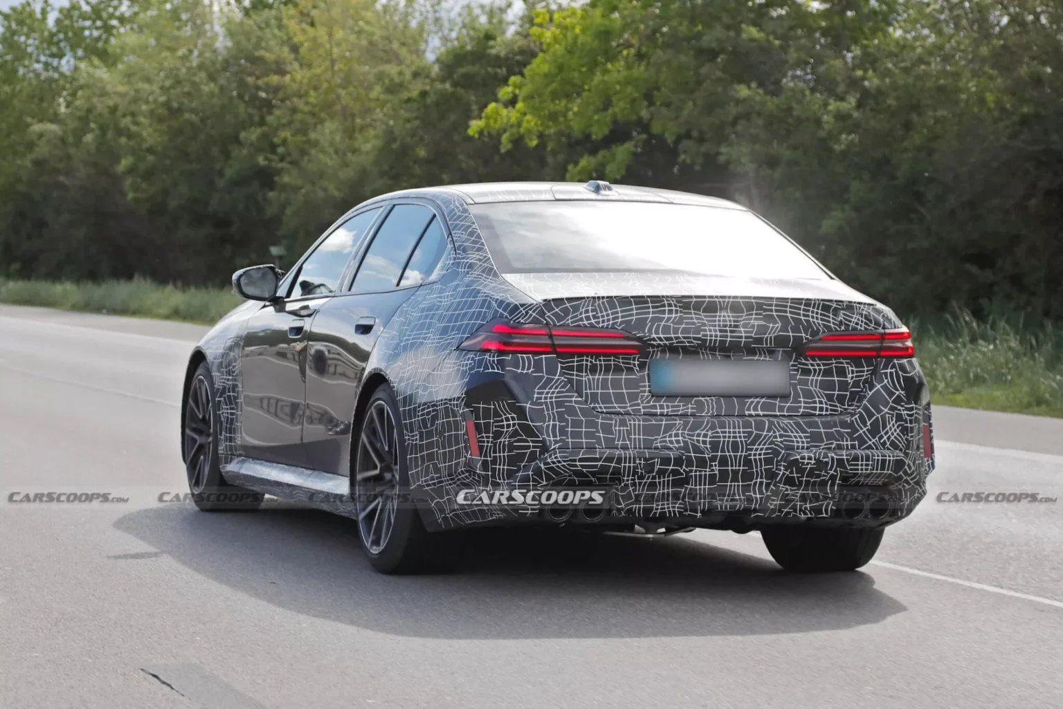 Найпотужніший BMW M5 2025 року готується до дебюту: на останньому фото розкрито нові деталі