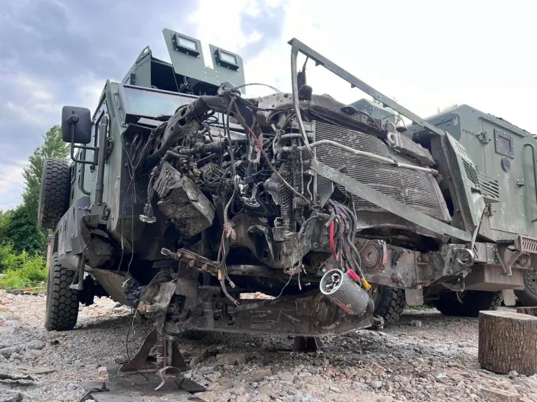 Senator у конфігурації Mine-Resistant Ambush Protected (MRAP) після підриву на протитанковій міні