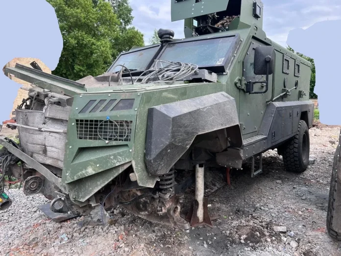 Senator у конфігурації Mine-Resistant Ambush Protected (MRAP) після підриву на протитанковій міні