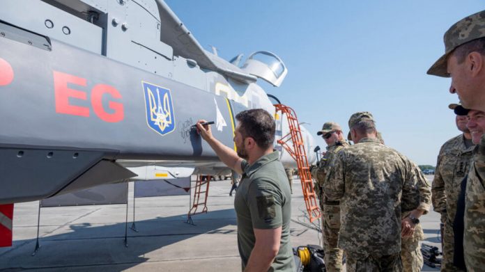 Президент України Володимир Зеленський пише «Слава Україні» на ракеті Scalp-EG під крилом СУ-24 6 серпня 2023 року