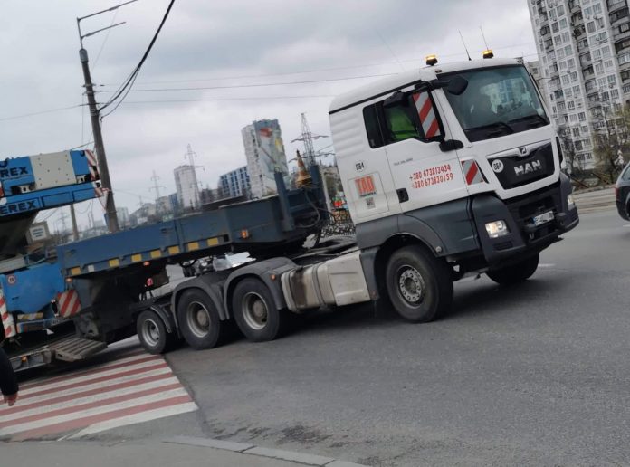 В столиці помітили сідловий тягач MAN з підкатним візком