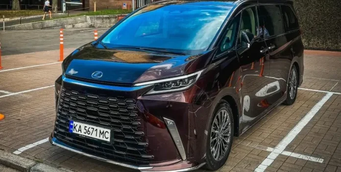 Преміальний мінівен Lexus LM з витратою пального 7,4 л/100 км вже в Україні