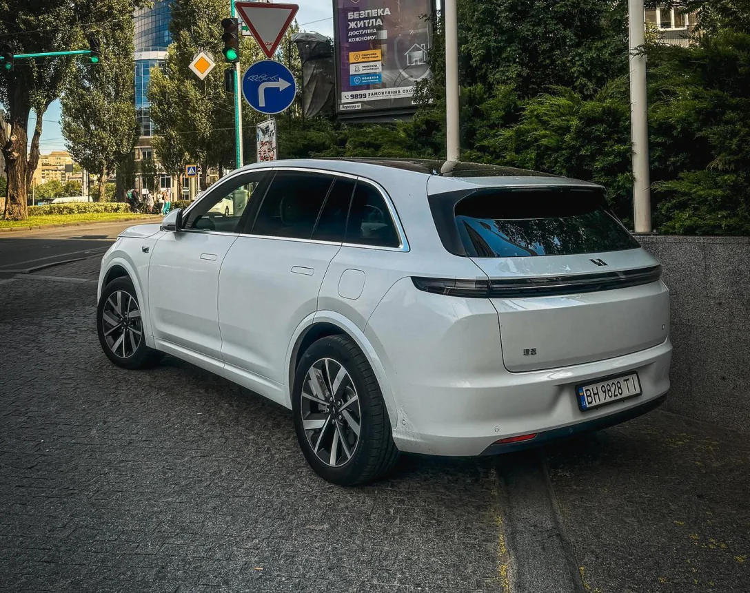 Китайці завезли в Україну преміальний кросовер із запасом ходу 1300+ км
