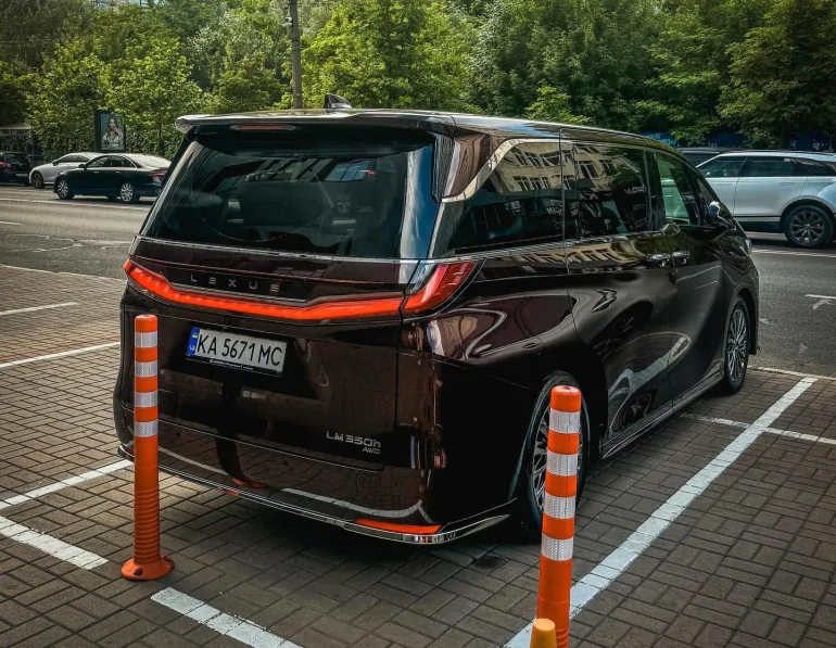 Преміальний мінівен Lexus LM з витратою пального 7,4 л/100 км вже в Україні
