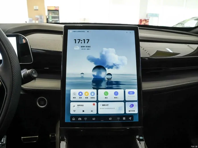Представлено новий Geely Atlas за ціною від 474 400 грн зі 181-сильним мотором і двома екранами в салоні
