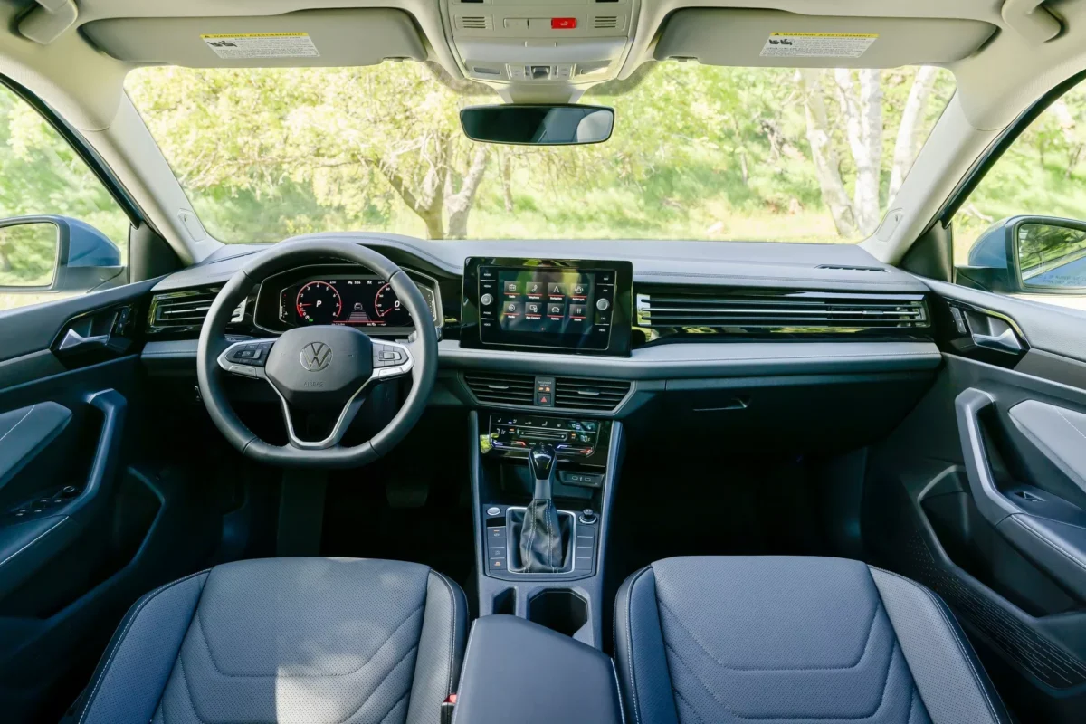 Volkswagen представив оновлений седан Jetta: колишні ціни, але більше комфортних опцій