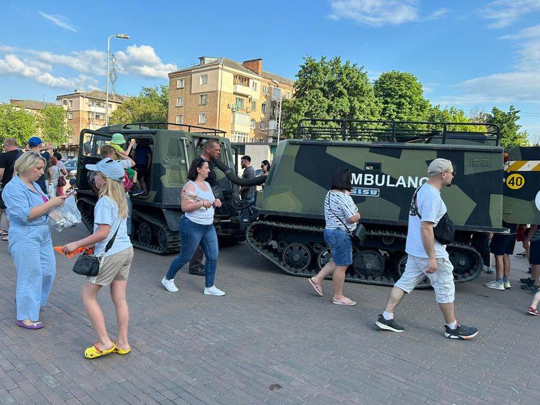 На дитяче свято завітав рідкісний гусеничний зчленований транспортер Sisu Nasu