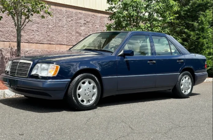 За майже 30-річний Mercedes-Benz W124 цінителі виклали понад 100 000 доларів