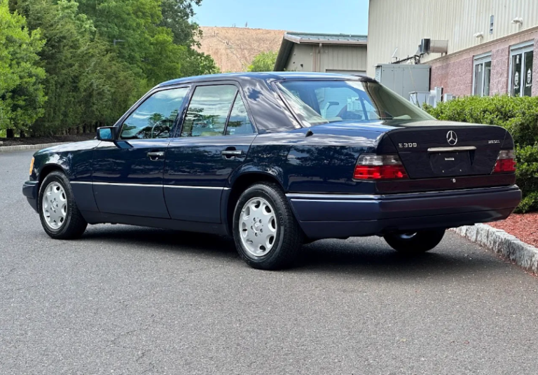 За майже 30-річний Mercedes-Benz W124 цінителі виклали понад 100 000 доларів