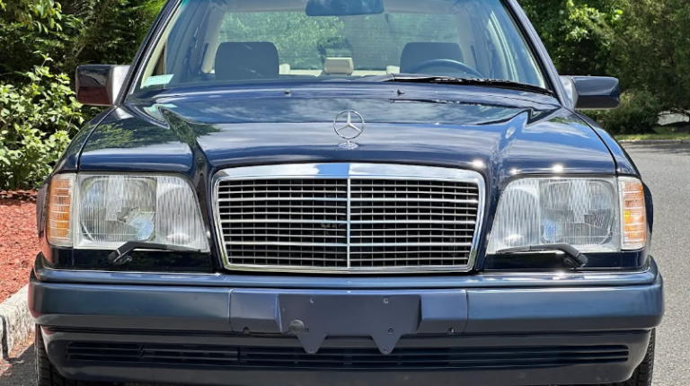 За майже 30-річний Mercedes-Benz W124 цінителі виклали понад 100 000 доларів