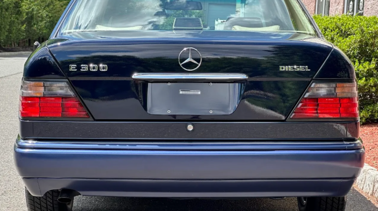 За майже 30-річний Mercedes-Benz W124 цінителі виклали понад 100 000 доларів