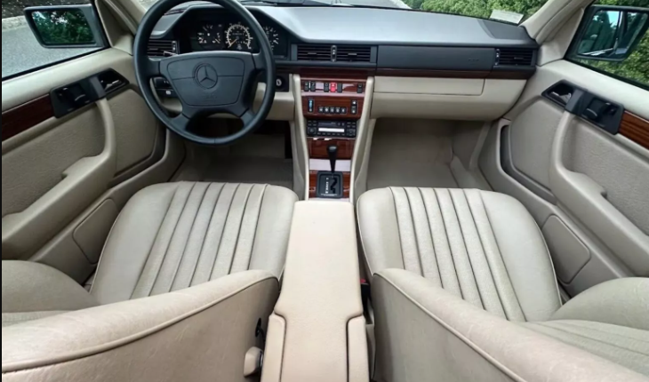 За майже 30-річний Mercedes-Benz W124 цінителі виклали понад 100 000 доларів