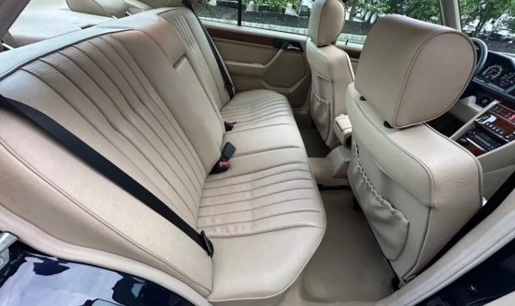 За майже 30-річний Mercedes-Benz W124 цінителі виклали понад 100 000 доларів
