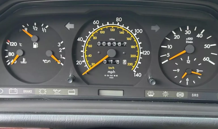 За майже 30-річний Mercedes-Benz W124 цінителі виклали понад 100 000 доларів