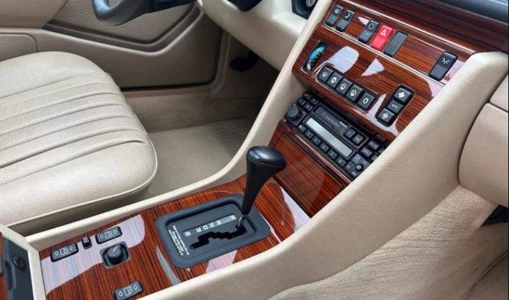 За майже 30-річний Mercedes-Benz W124 цінителі виклали понад 100 000 доларів