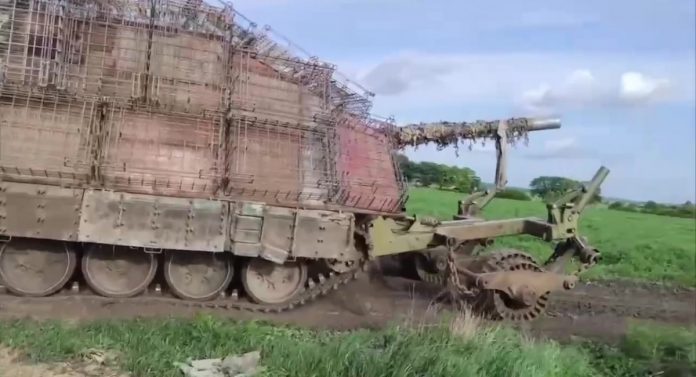 Складна конструкція, що має працювати дистанційно: окупанти випробовують новий танк