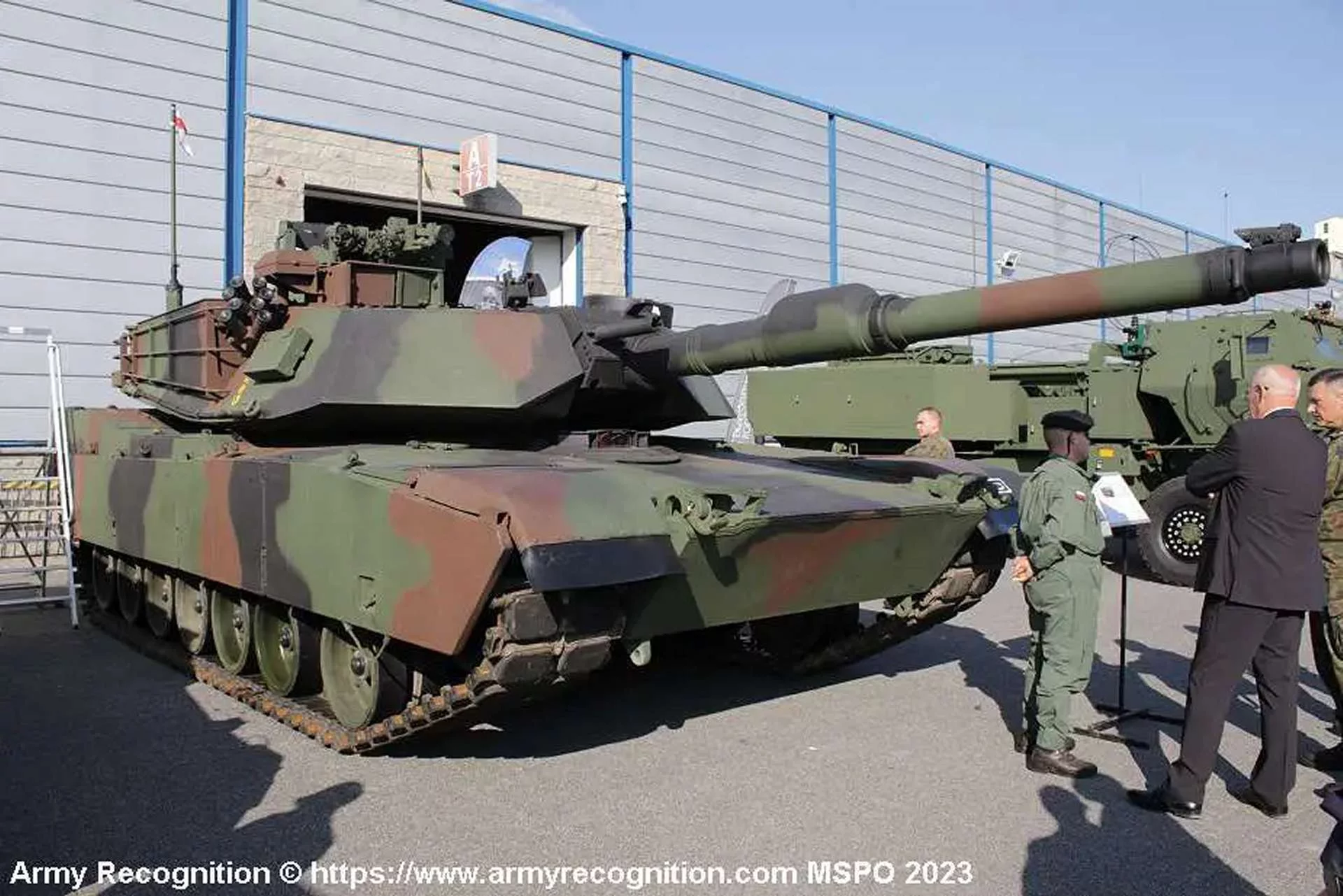 Перша партія надійшла 28 червня 2023 року, вона складалася з 14 танків M1A1 і 3 евакуаційних машин M88A2 Hercules. (Джерело зображення: Army Recognition)