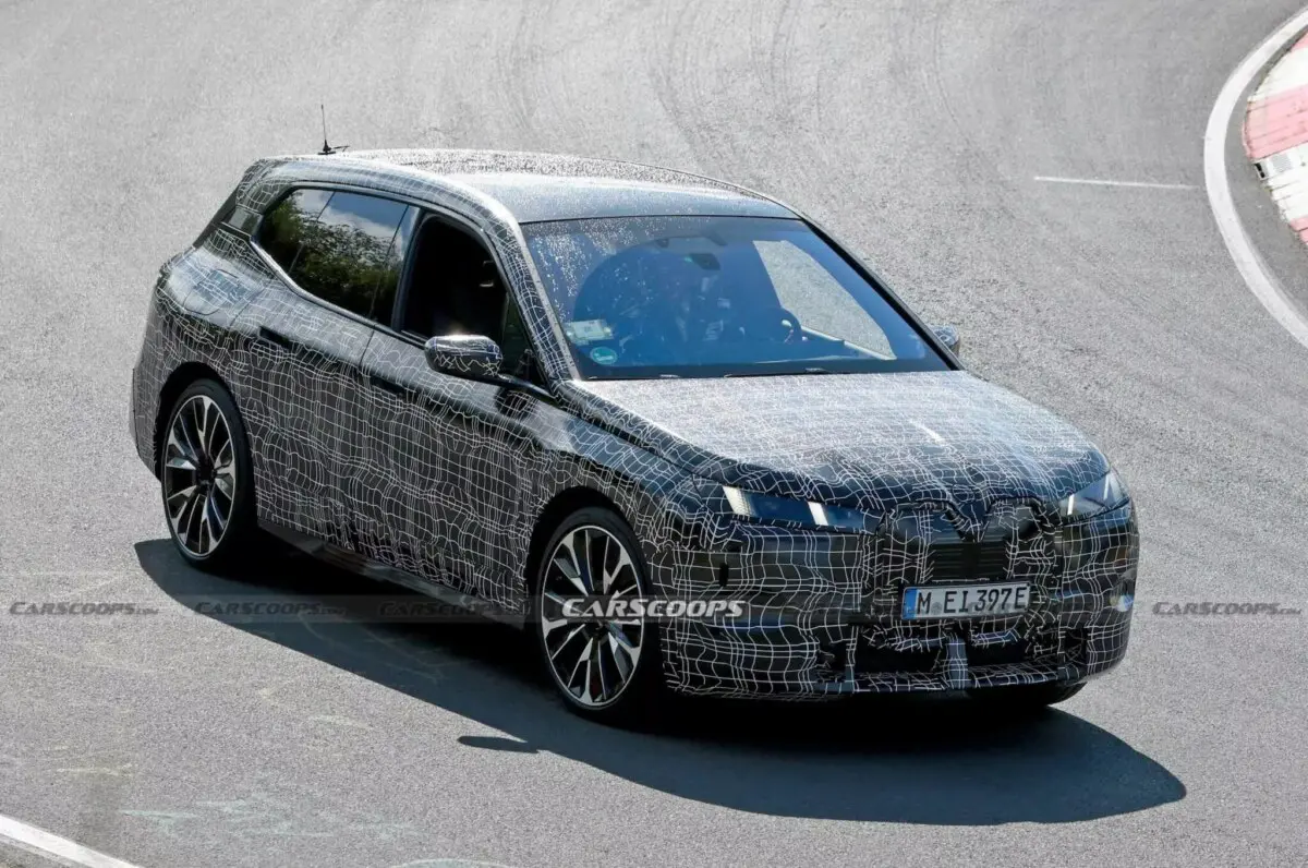 Оновлений BMW iX у топовій версії потужністю 650 к.с. потрапив в об'єктиви камер: у нього решітка, що світиться