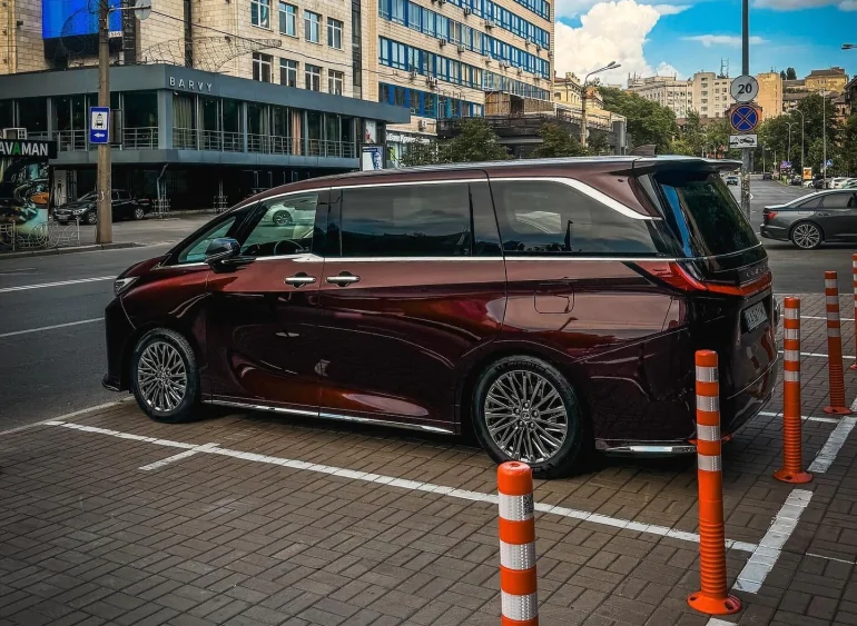 Преміальний мінівен Lexus LM з витратою пального 7,4 л/100 км вже в Україні