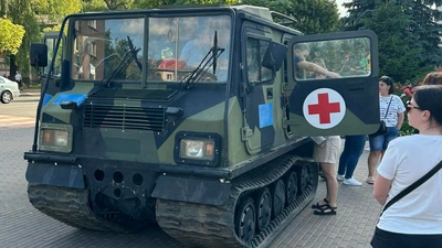 На дитяче свято завітав рідкісний гусеничний зчленований транспортер Sisu Nasu