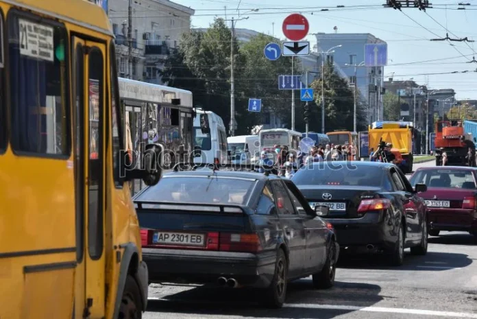 Автомобіль технічно справний, але гірше тягне у спеку: експерти пояснили, чому це відбувається