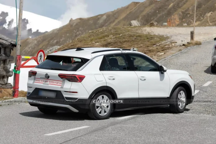 Альтернатива Tiguan готується до зміни поколінь: оновлений Volkswagen T-Roc помітили на тестах в Альпах