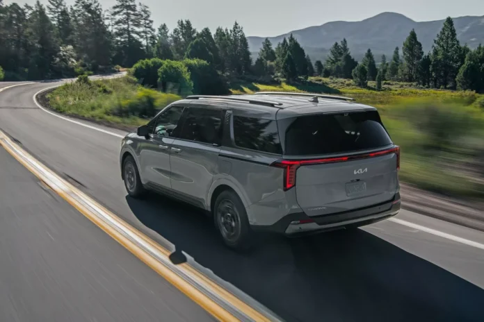 Оновлений Kia Carnival 2025 року виходить на ринок: більше економії палива, але вища ціна