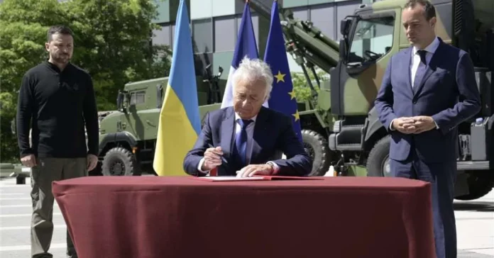 У присутності міністра оборони Франції Себастьєна Лекорню та президента України Володимира Зеленського Філіп Петіколен, голова KNDS Group, офіційно підписав угоду про створення дочірньої компанії KNDS Ukraine LLC