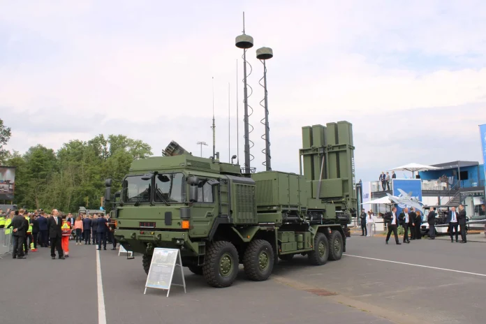 Вантажівка Transporter Erector Launcher (TEL) німецького зенітно-ракетного комплексу IRIS-T SLM. (Джерело зображення: Army Recognition Group)