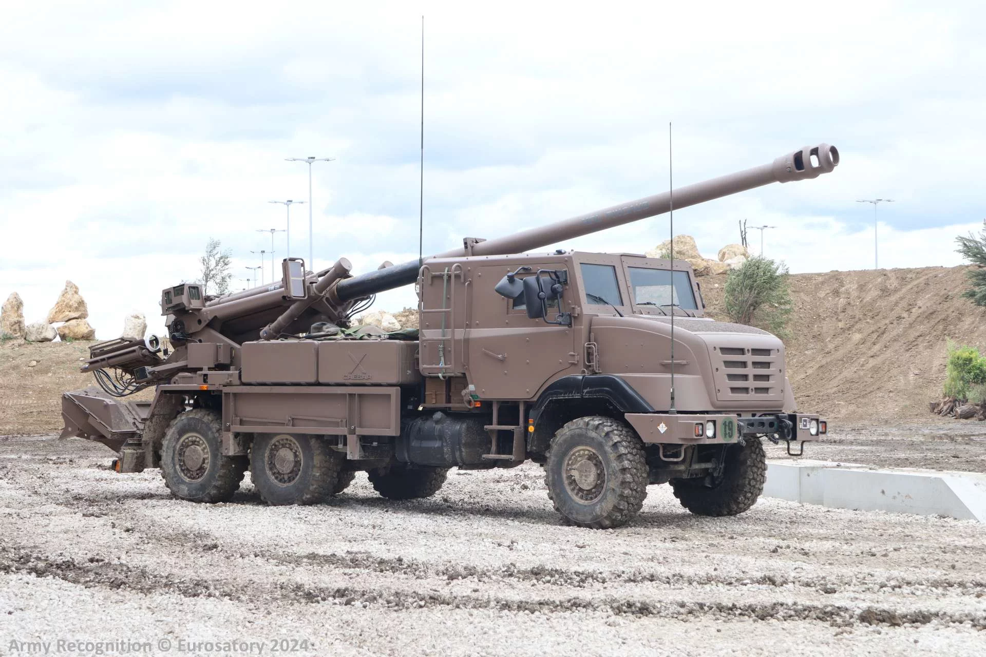 Зазвичай CAESAR 6x6 встановлюється на шасі військової вантажівки Renault Sherpa 10 і може бути адаптований до інших шасі відповідно до вимог замовника. (Джерело зображення: Army Recognition)