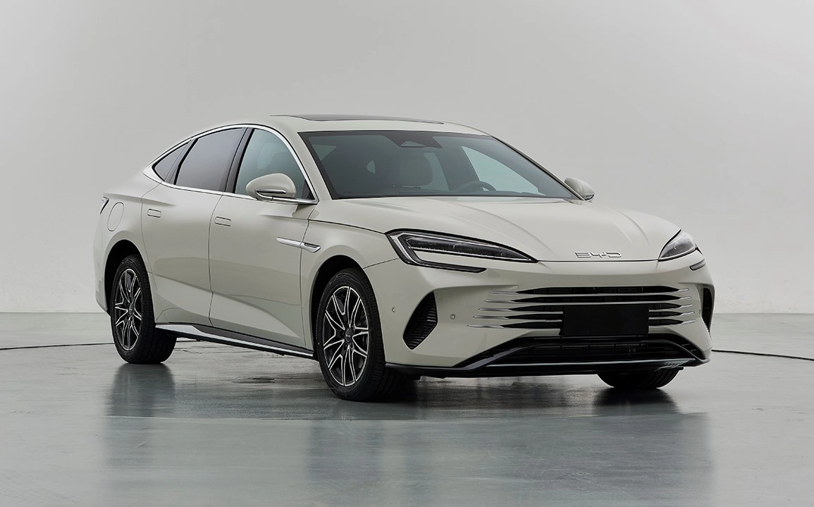 Компанія BYD в останні місяці активно оновлює недорогі гібридні моделі. Причому вона суттєво покращує їхні технічні характеристики завдяки нещодавно розробленій трансмісії.