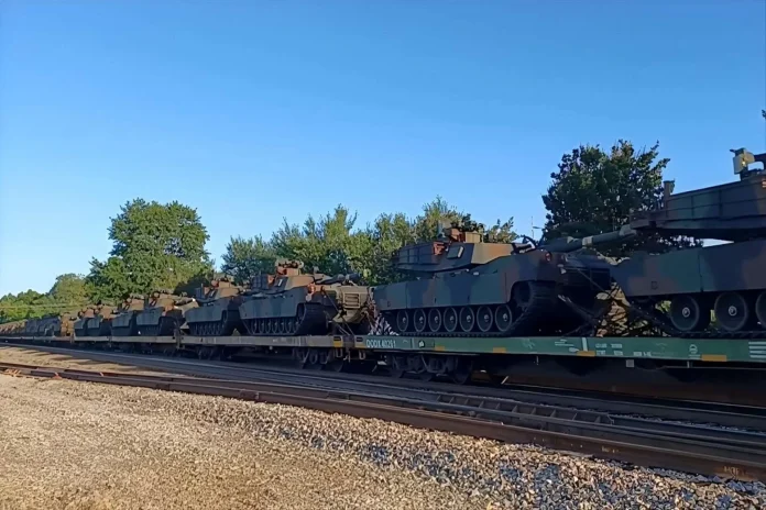 Раніше цього року вантаж прибув до польського порту Свіноуйсьце 6 січня, включно з додатковими 29 танками M1A1 Abrams і 79 протимінно-захищеними від засідки (MRAP) всюдиходами (M-ATV) (Джерело зображення: канал X ). @ronkainen7k15)