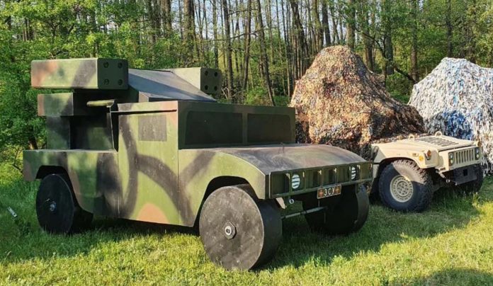Найскладніша робота: майстри роблять муляжі ЗРК Avenger та БМП