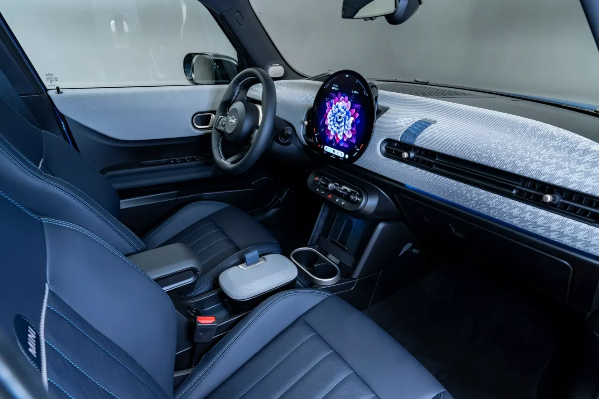 Компактний Mini Cooper після оновлення став помітно більшим: він придбав більше комфортних опцій