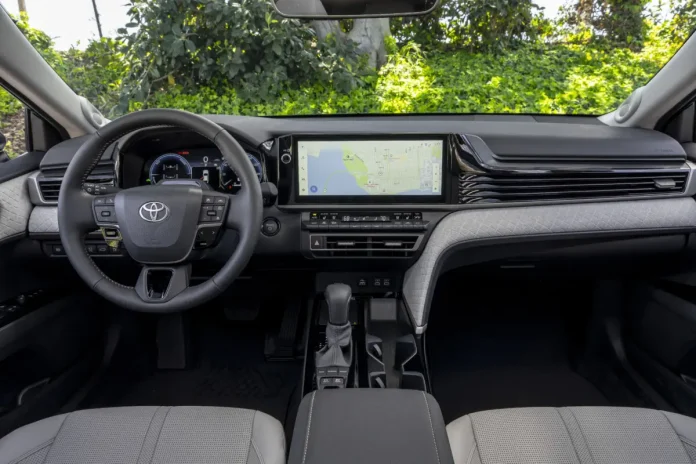 Кардинально оновлений седан Toyota Camry прибуває до Європи: ціни, комплектації та оснащення