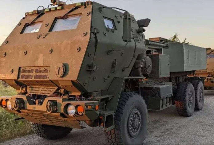 Реактивні системи залпового вогню HIMARS американського виробництва здатні стріляти ракетами ATCMS на дальність до 300 км