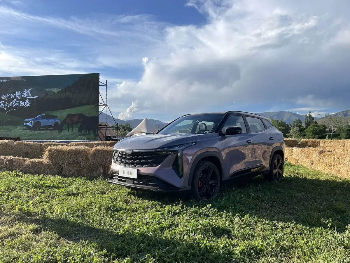 Представлено новий Geely Atlas за ціною від 474 400 грн зі 181-сильним мотором і двома екранами в салоні