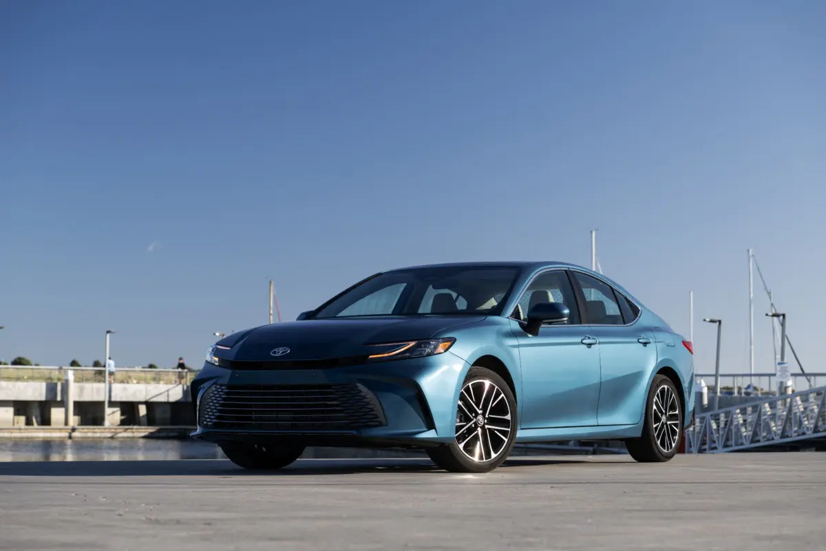 Кардинально оновлений седан Toyota Camry прибуває до Європи: ціни, комплектації та оснащення