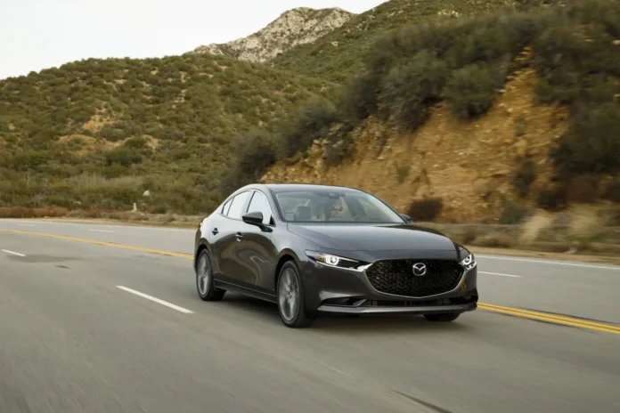 Оновлена Mazda 3 2025 року подешевшала: опубліковано ціни та комплектації популярної моделі