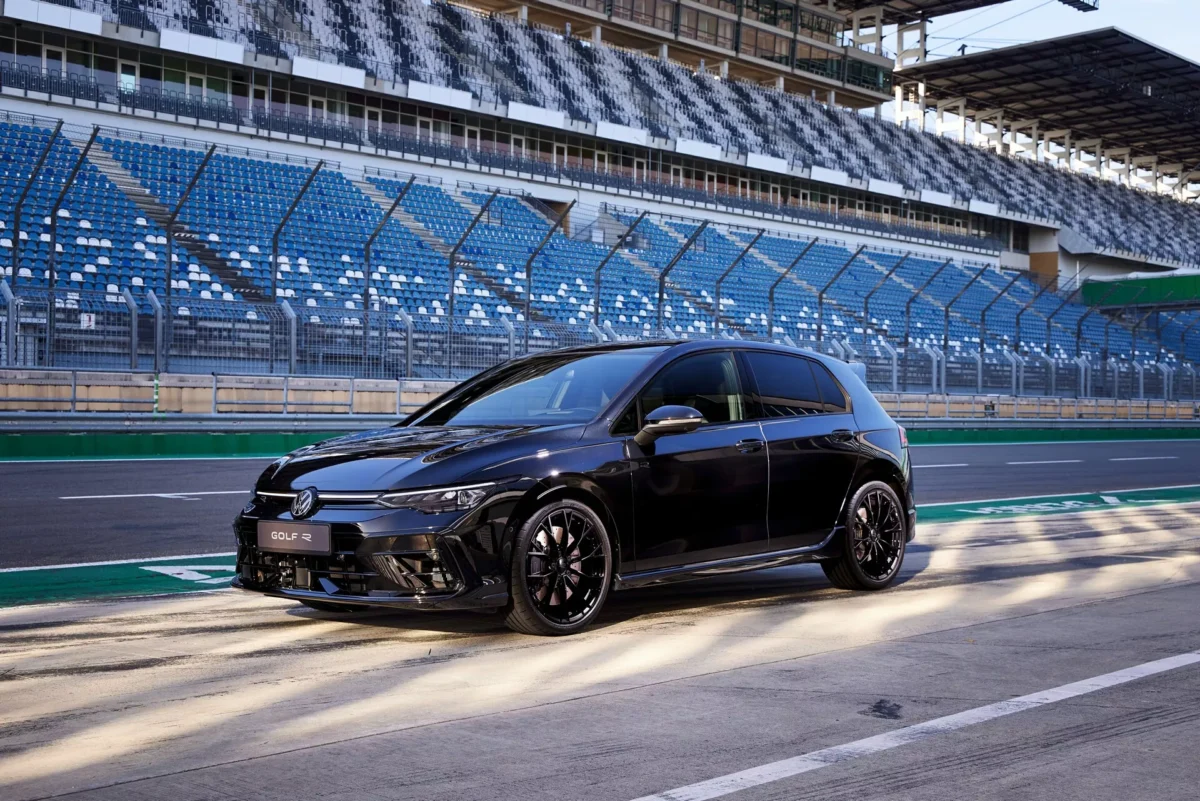 Volkswagen випускає останній Golf R зі звичними моторами: хетчбек став більш "розумним"