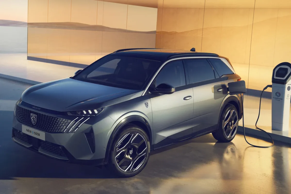 Найбільший і найекономічніший Peugeot 5008 виходить на ринок: опубліковано ціни та комплектації