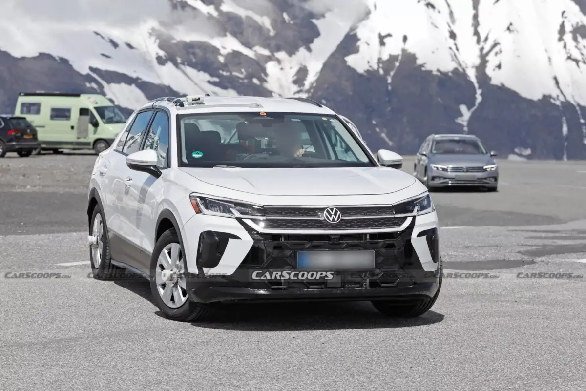 Альтернатива Tiguan готується до зміни поколінь: оновлений Volkswagen T-Roc помітили на тестах в Альпах