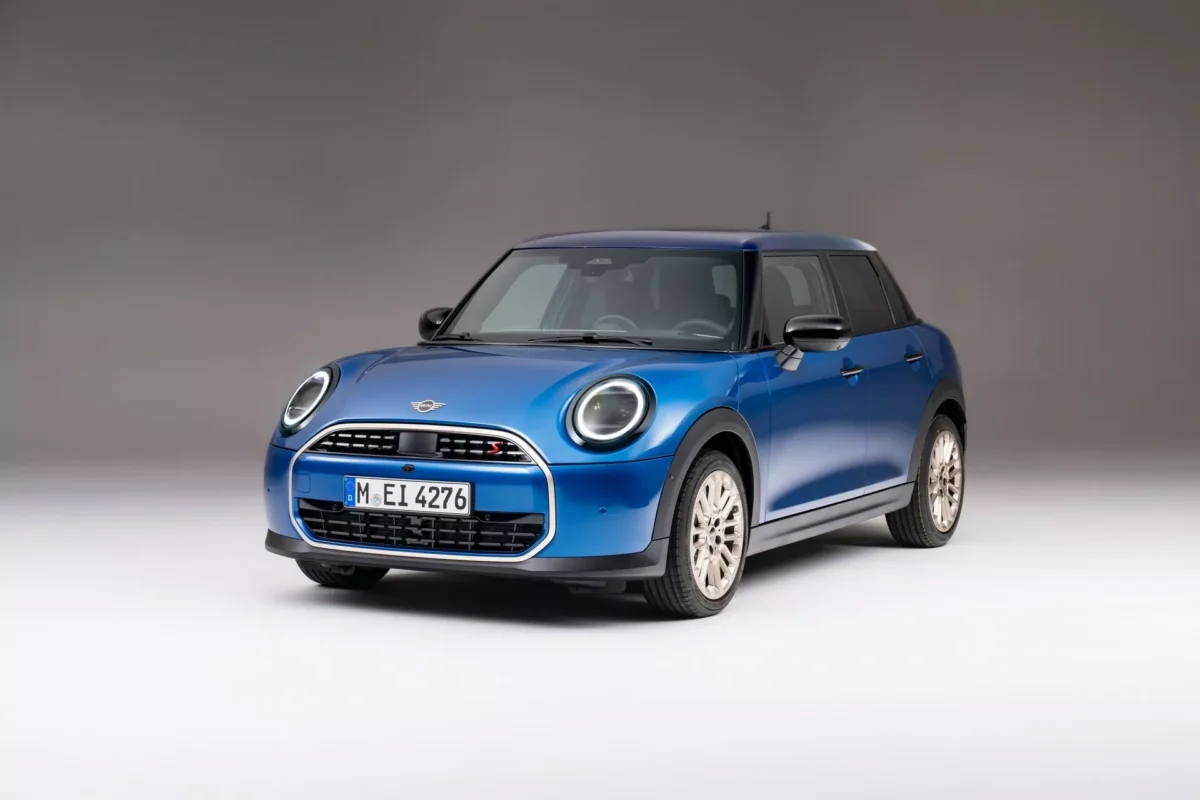 Компактний Mini Cooper після оновлення став помітно більшим: він придбав більше комфортних опцій