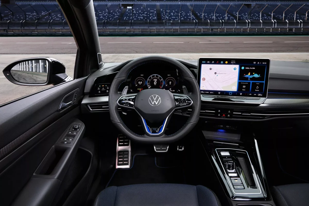Volkswagen випускає останній Golf R зі звичними моторами: хетчбек став більш "розумним"