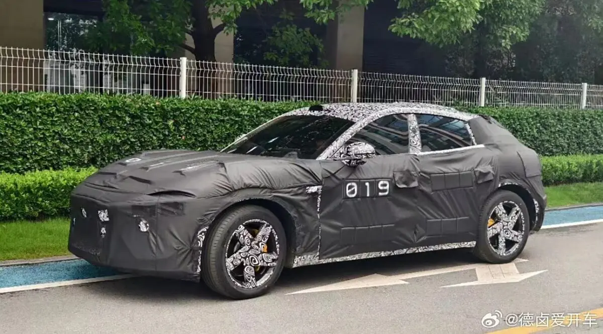 Перший кросовер Xiaomi потрапив в об'єктиви камер: він схожий на Ferrari Purosangue