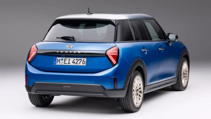 Компактний Mini Cooper після оновлення став помітно більшим: він придбав більше комфортних опцій