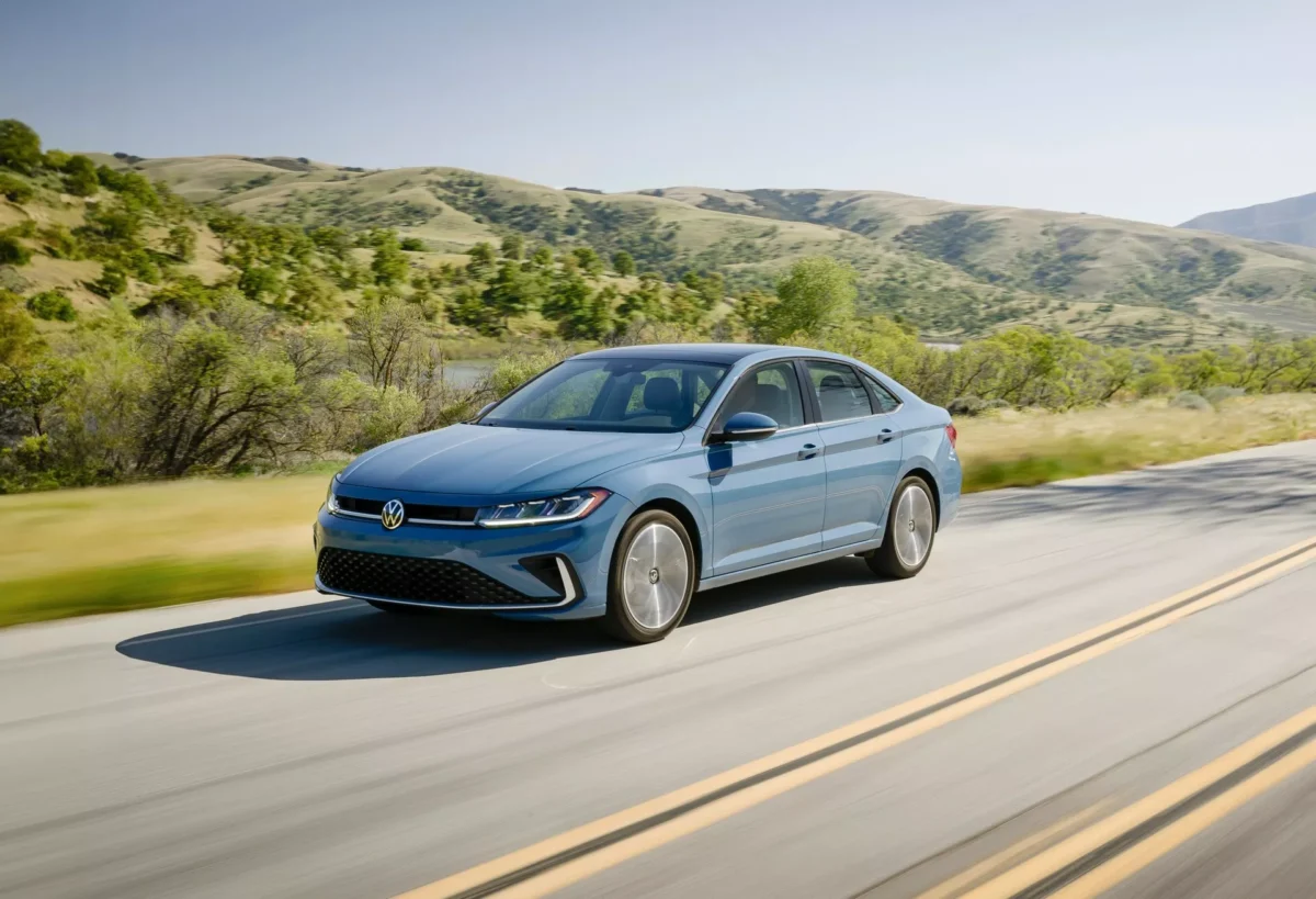 Volkswagen представив оновлений седан Jetta: колишні ціни, але більше комфортних опцій