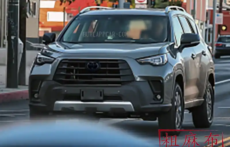 Оновлений Toyota RAV4 2026 року вперше помічений без захисного камуфляжу: він уже розчаровує